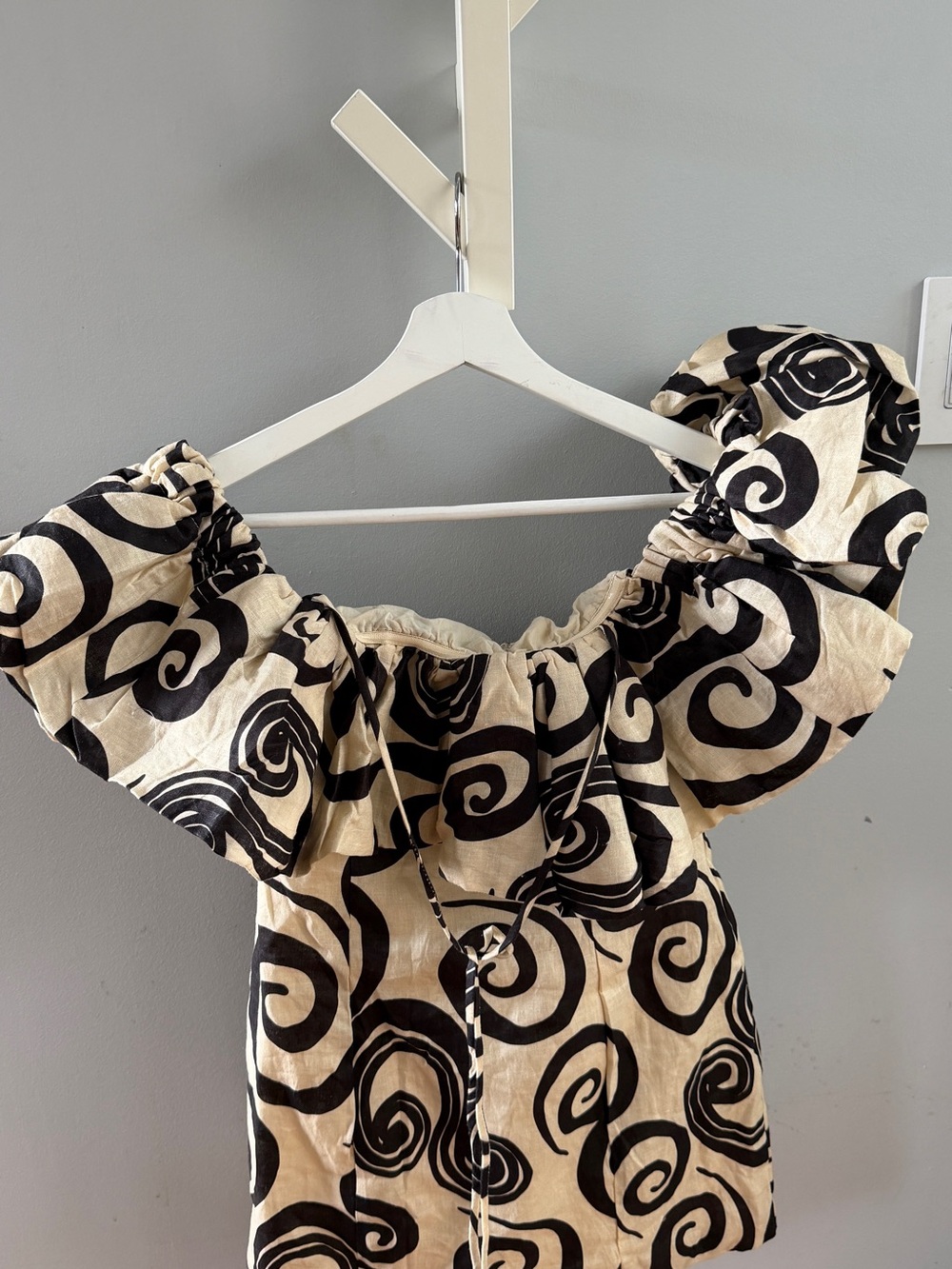 Anthropologie Black and Cream Swirl Off-Shoulder Puff Sleeve Top linens